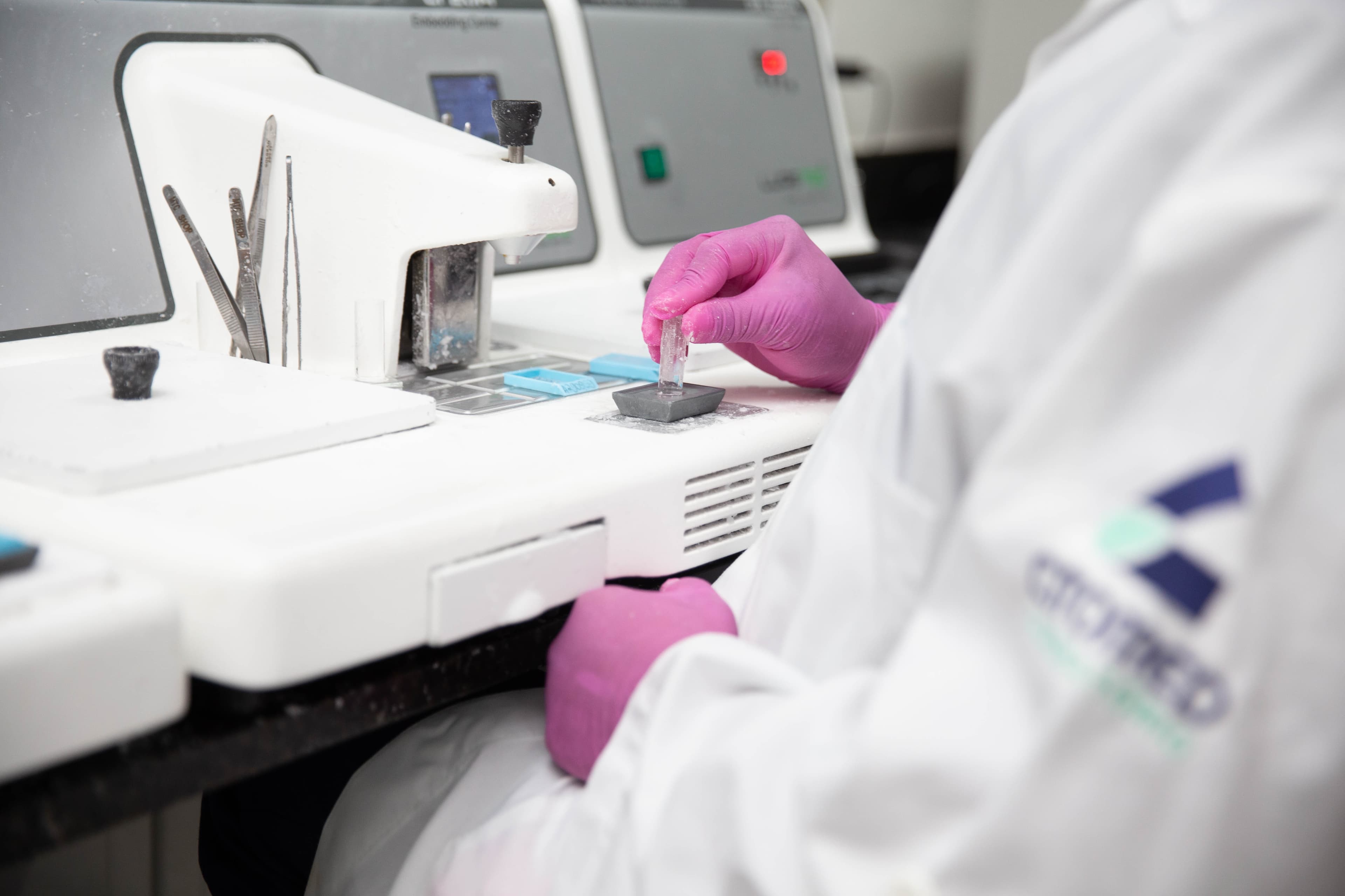 Processo de inclusão em parafina no Laboratório Citomed